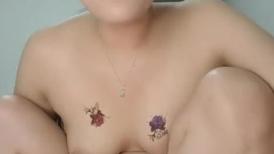 良家小少妇露脸深夜发骚挣生活费，气质风骚玩的开，掰开逼逼给狼友看子宫，道具抽插大黄瓜都插进去了好骚