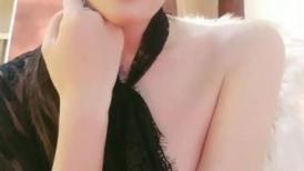有狼友说长的像热巴的骚女人，全程露脸高颜值黑丝情趣诱惑，粉嫩的小逼自慰呻吟，揉着骚奶子冒白浆精彩刺激