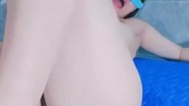 大家帮我看看 这眼镜大姐屁股后面是不是开着水龙头 人有这么多尿吗 喷不完 这表情要上天