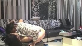 巅峰王朝-Y哥大战-背着老公出來偷吃的少妇，尝鲜鲍鱼肉棒，两人水火交融，客厅激战，看着他们交战好过瘾，高清无水印！