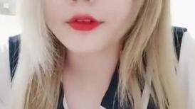 新人下海金发美少女！情趣学生制服短裙！白嫩奶子揉捏，翘起屁股掰穴特写，揉搓阴蒂极度诱惑