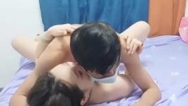 大叔跟小伙激情4P干两个骚逼少妇，全程露脸大秀啪啪看看谁草的猛，场面淫乱刺激多体位蹂躏啪啪精彩不要错过