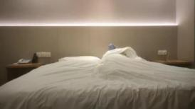 【瘦子探花梦幻馆】约操良家眼镜妹，扒掉裙子舔骚逼，近距离特写插嘴，激情爆操射嘴里