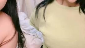 双生姐妹花全程露脸一起大秀诱惑狼友，互动狼友撩骚，揉奶玩逼抠穴浪叫呻吟，一起撅着屁股对狼友发情好骚啊