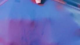 气质美少妇！看似文静骚的很！隔着紧身裤磨穴，水好多湿了裤裆，双指夹逼缝揉搓，假屌骑坐流出好多白浆
