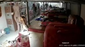 工厂保安监控偷窥女工宿舍 美女刚洗完澡出来