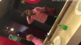 【红事会未流出】两个美女BB长的很像，其中一个尿完用手指往B里捅了一下不知道在干嘛-2