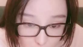 巨乳眼镜小姐姐！外表文静乖巧！被炮友脱下内裤，翘起屁股超肥美穴，吸吮舔屌站立后入，第一视角拍摄