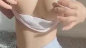 网上聊的妹妹发过来自慰视频，妹妹的下面粉不粉？
