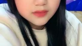 超极品清纯小萝莉，全程露脸尿尿给狼友看，把逼逼和道具洗干净口交小哥的大鸡巴，让小哥舔逼道具抽插好骚啊