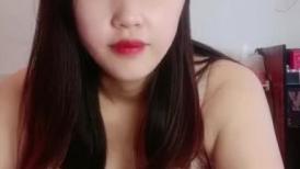 风骚的小姨子跟姐夫激情啪啪，让姐夫揉奶玩逼给狼友看，浪叫呻吟表情好骚，无套抽插骚穴干的骚逼哇哇叫刺激