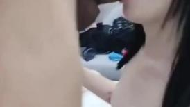 小美眉 小穴被摸的出白浆了 被无套输出 这小贫贫乳能抓着算我输