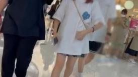 尾随偷拍美女裙底风光 JK制服萌妹和闺蜜逛街蓝色小熊内内可爱 穿着制服放学美女P股圆润内内夹进去了