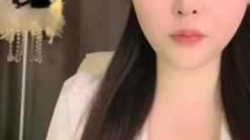 极品尤物网红美女！豹纹内衣OL风！扒开珍珠内裤，大黑牛震骚穴，跪在地上翘肥臀，极度诱惑
