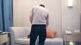 高颜值花臂妹子，身材完美，乖巧听话，最后拽着胳膊猛操