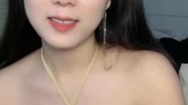 气质超棒大奶美女！难得双人操逼秀！隔着衣服揉捏奶子，表情很是淫骚，吸屌舔蛋，扶腰后入操