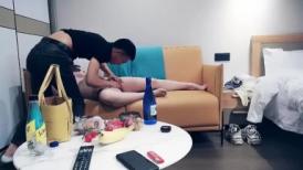 极品美乳，舔逼口交，沙发茶几椅子玩出新花样，各种姿势角度