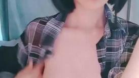 呜崽酱~极品尤物美少女！细腰美乳学生制服，多毛骚逼跳蛋自慰，慢慢塞入骚穴，椅子上假屌骑坐深插