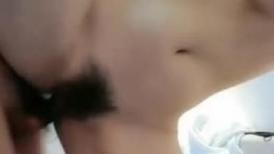 白皙美乳毛毛浓密新人美女和黄帽男啪啪，性感黑丝翘起屁股口交，站立后入坐上来抽插猛操，大力撞击晃动奶子