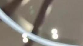 抄底跟妈妈逛街的漂亮美女 白内内看着干干净净 屁屁很性感
