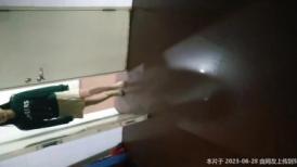 办公楼女厕偷拍美女文员的极品小嫩鲍