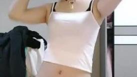 逼毛很多的美女少妇诱惑狼友，听狼友指挥脱光了玩弄骚穴，道具抽插骚逼，让大哥玩弄骚奶子，撅着屁股玩骚逼