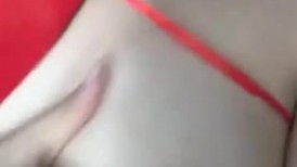 肚兜美人露脸激情大秀诱惑狼友，妩媚风情揉奶玩逼，淫水多多边摸边叫诱惑狼友，表情好骚，精彩不要错过真骚
