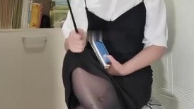 桃子冰妈妈· ：丝袜生理课——乳头。同学们，上课了呀，注意关掉手机，今天我们来讲解女性的乳房结构