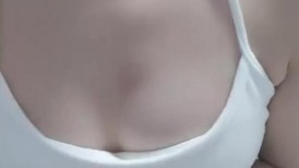 想要爸爸抱！极品尤物美女！小背心居家自慰，多毛嫩穴扒开，振动棒疯狂抽插，爽的淫水直流