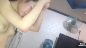 漂亮小女友 小脸绯红有点害羞 在家给男友吃鸡舔菊花 被无套输出
