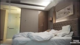 大学生女神骚起来真得劲啊 裹胸包臀吊带性感丝滑 轻易就把鸡巴搞硬了 趴上去舔吸把玩，啪啪插入猛力操【水印】