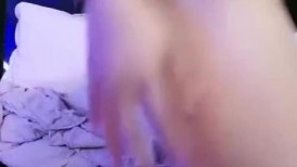 来自香港的新人大奶肥臀小尺度诱惑，撩起衣服露奶子近距离掰穴特写
