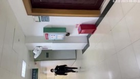医院女厕跟踪拍摄马尾辫小美女 人瘦B肥毛磨秃一大片