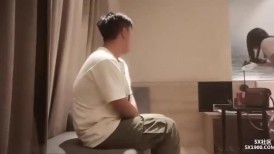 JK装清纯萌妹子，苗条身材口交舔弄上位骑坐，翘起屁股床边后入猛操
