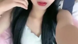 小易的so啵啵！娇小身材少女！炮友顶不住跑路了，道具自慰诱惑，震动阴蒂流淫水，摆弄各种姿势
