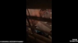 窗户缝偷窥楼下房东刚放学回家的女儿洗澡奶子还没有发育好