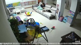 《监控破解》中年夫妻大白天的在沙发上啪啪啪