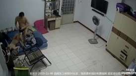 《居家摄像头破解》偷窥大白天在家里裸睡的夫妻