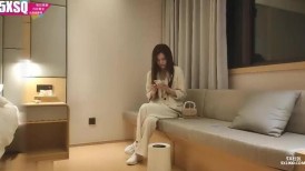 1米7妹子，脱掉外套舌吻深喉口交，抬起大长腿抽插啪啪撞击声