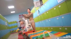 十二月新流出大神潜入水上乐园更衣室偷拍美女更衣 近景几个扎堆少妇