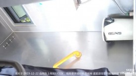 学校女厕偷拍长发红唇美女 换衣嘘嘘让人心颤的肥鲍鱼