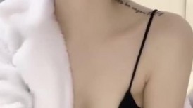 短发网红小骚货！难得约炮友操逼秀！振动棒磨蹭高潮喷水，床单湿一片，炮友扶屌抽插猛干
