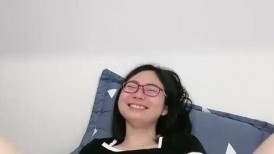 淫荡短发眼镜小骚货！新人近期下海！粉嫩小穴自扣，娇喘呻吟喊爸爸，被炮友激情暴插，进进出出好紧