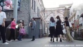 跟随偷窥跟男友逛街的漂亮小姐姐 外表看着可爱 却穿着开档情趣内内