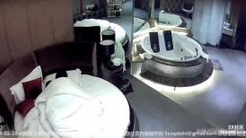 情趣酒店偷拍白嫩的短发少妇和男友啪啪没几分钟就射了美女非常不爽