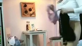 熟女大奶人妻 哥们叫来漂亮老相好在家啪啪 骚操作抱着冲刺自己手撸射精 操完逼两人小酒喝喝 挺会享受