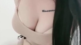 妖艳红唇网红美女！近期下海小秀一波！掏出奶子柔软，脱下内裤掰穴，水嫩多汁粉嫩，圆润大肥臀