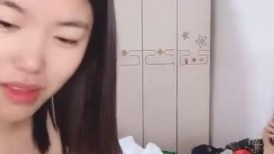 甜美乖巧美少女！居家男友操逼！苗条身材大长腿，小奶子一手抓，主动骑乘位套弄，从下往上视角
