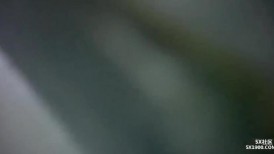 小哥潜入高新园写字楼女厕偷拍 翻车 被妹子堵在门外喊我出来,听到她打电话报警了急忙强行冲出来