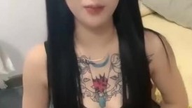 胸前漂亮纹身美女！近期下海激情操逼！抓屌吸吮舔蛋，主动骑乘位套弄，张开双腿猛操射肚子上